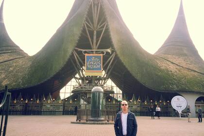 A Pablo, su trabajo en un rubro hoy golpeado por la pandemia lo ha llevado a vivir por extensos períodos en diversas partes del mundo. En la foto la entrada de The Efteling, en los Países Bajos.