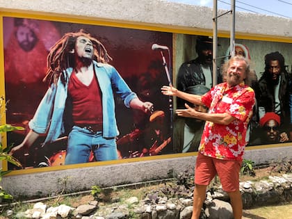A partir de 1974 y luego de ocho años de una vida enloquecida como cantante se dedicó a recorrer el mundo, como esta escala que lo muestra en Jamaica
