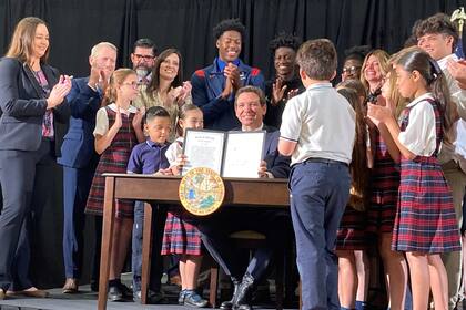 A partir de este ciclo escolar entran en vigor las modificaciones firmadas por Ron DeSantis en marzo pasado para ajustar las reglas de los vouchers escolares