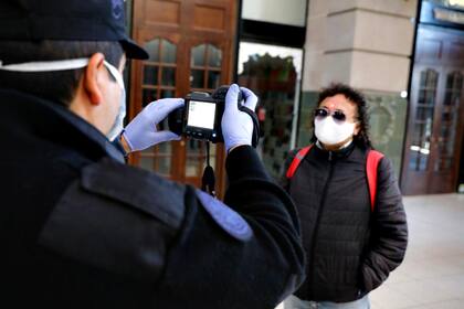 A partir de hoy rige la obligatoriedad del uso de tapabocas en el transporte público y en todos los locales comerciales