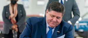 La ley firmada por JB Pritzker en Illinois que activa una nueva regla en julio 2026 y beneficia a estudiantes migrantes