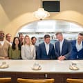 Nueva ley en California: el cambio obligatorio firmado por Newsom que se aplicará en restaurantes