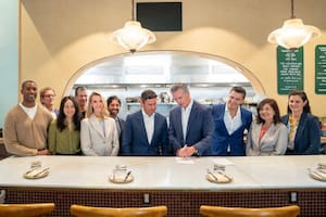 Nueva ley en California: el cambio obligatorio firmado por Newsom que se aplicará en restaurantes