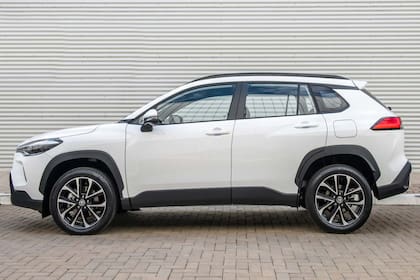 A partir de la Corolla Cross XRE, Toyota ofrece iluminación ambiental y, en el XRX, climatizador digital automático con salida trasera y sistema de dos zonas.