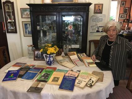 A partir de la década de 1960, la profesora y escritora Graciela Maturo publicó ensayos y libros de poemas