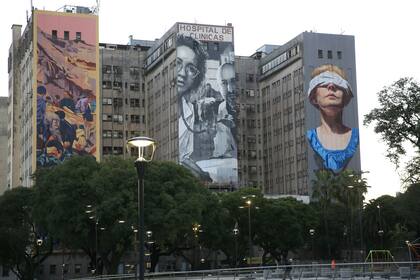 A partir de la idea y curaduría de Elio Kapszuk, director de Arte y Producción de AMIA, el proyecto de los murales convocó a tres de los artistas más reconocidos de nuestro país en la técnica del arte urbano o callejero: “El Marian” (Mariano Antedoménico), Martín Ron y Mariela Ajras.