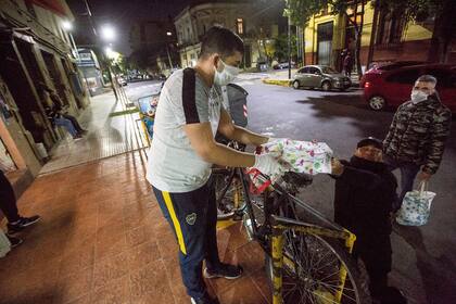 A partir de las 7, se reparten los tuppers entre los vecinos y clientes de Susana que no tienen para cenar