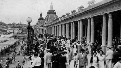 A partir de las cinco de la tarde, todo aquel que quería ser visto paseaba por la Rambla Bristol con sus mejores ropas