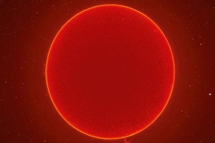 A partir de las imágenes que tomó con nuevo telescopio solar ultranítido (que alcanza hasta 230 megapíxeles), Andrew McCarthy superpuso miles de fotos para generar una imagen del sol con impactantes detalles