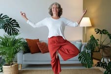 Para mayores de 50: ¿por qué los expertos recomiendan pararse sobre una sola pierna?