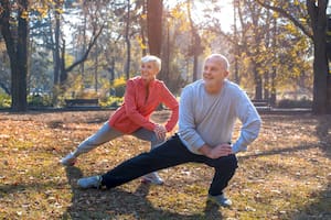El ejercicio diario que se debe hacer a partir de los 60 años para mejorar el equilibrio y la movilidad