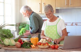 A partir de los 65 años las personas tienen un mayor riesgo de contraer enfermedades transmitida por los alimentos debido a sus cambios físicos y metabólicos