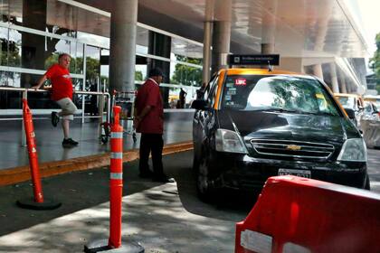 A partir de mañana los taxis tendrán un aumento del 30%; la bajada de bandera diurna rozará los $60