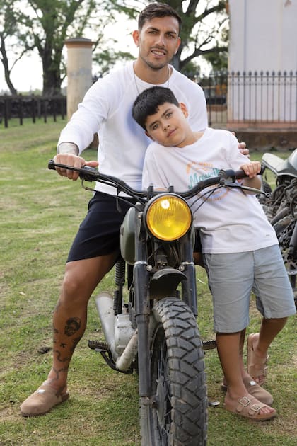 “A partir de salir campeones del mundo la exposición cambió muchísimo. Lo hablé también con mi psicóloga. Cuando jugaba afuera eran los hinchas del club los que me pedían la foto, acá me pide hasta la gente de River”, cuenta el crack durante un momento de complicidad con Giovanni