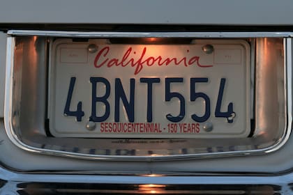 A partir del 1° de enero de 2027, los conductores californianos podrán reemplazar sus placas metálicas por dispositivos digitales aprobados por el DMV