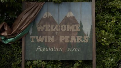 El cartel de bienvenida a Twin Peaks, un pueblo donde suceden cosas extrañas