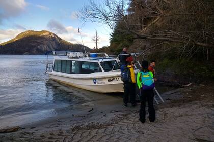 A partir del corte de la ruta 40, por un derrumbe, los turistas llegan desde Bariloche en catamaranes