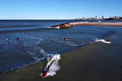 A partir del regreso a la Fase 3, en Mar del Plata la práctica del surf queda restringido a las escuelas