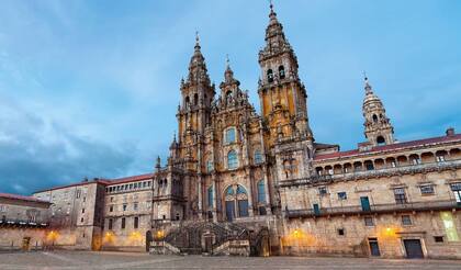 A partir del siglo IX, las rutas que llevaban a Compostela comenzaron a poblarse de peregrinos que deseaban venerar las reliquias del santo