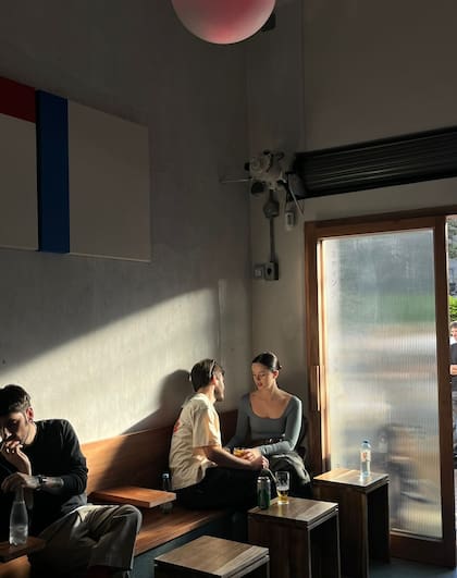 A pasos de Libertador, el local de Mitingu es cálido y con mucha luz natural.