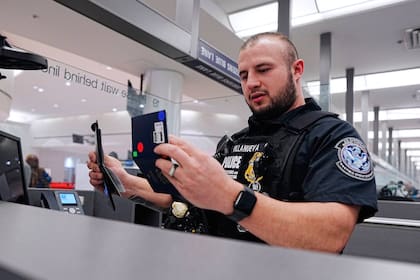 A pesar de contar con la green card, los oficiales de la CBP decidieron detenerla por sus antecedentes