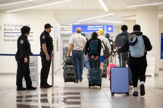 Es peruana con green card, vive hace más de 30 años en EE.UU. y la CBP la detuvo al volver de vacaciones