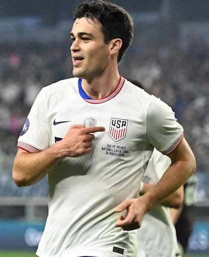 A pesar de haber nacido en Inglaterra, y contar con nacionalidad de Argentina y Portugal, Reyna decidió vestir la camiseta de EE.UU.