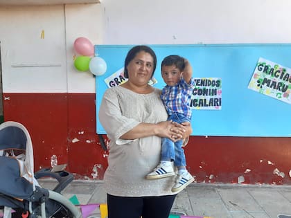 A pesar de haber recibido el alta de su hijo Jesús, Vanesa continúa asistiendo en la cocina del centro los días martes.