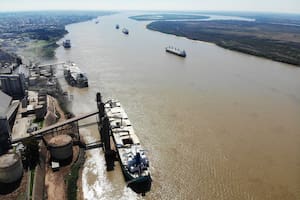 Crece un conflicto diplomático con Paraguay y Brasil por el cobro de peajes y la retención de dos barcos
