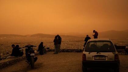 A pesar de la belleza del tono anaranjado sobre Atenas, las nubes de polvo dejaron a muchos griegos con problemas respiratorios