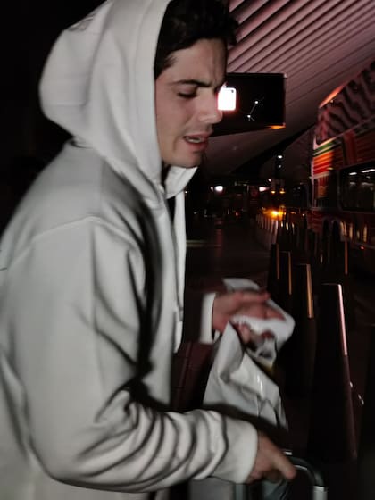 A pesar de la capucha, Fran Stoessel, el hermano de Tini, fue reconocido por los fotógrafos