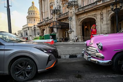 A pesar de la crisis económica en Cuba, los autos de alta gama como Mercedes Benz y Tesla están ganando terreno frente a los clásicos americanos y compactos soviéticos.