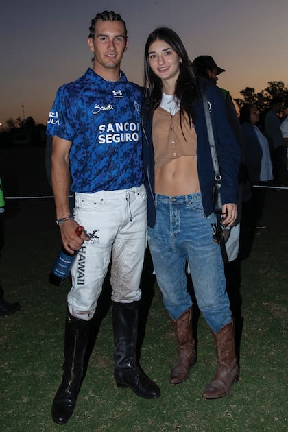A pesar de la derrota, Poroto Cambiaso le sonrió a la lente de ¡HOLA! Argentina y posó con su novia, Lara Tarlowski, a quien presentó oficialmente días atrás, cuando La Dolfina hizo la fiesta de lanzamiento de la temporada de alto handicap.