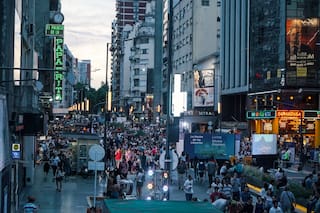 La avenida que nunca duerme y resistió todas las crisis