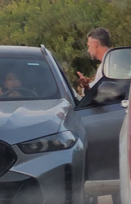 A pesar de la insistencia de Demichelis, Micaela permanece en el auto