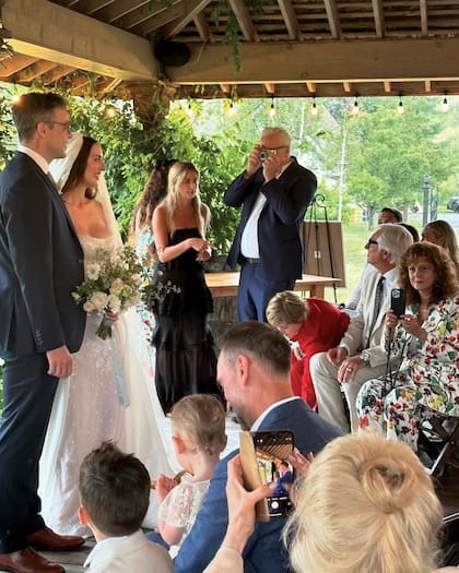 A pesar de la lluvia, la pareja no se desanimó y continuó la ceremonia bajo techo. A un costado y en primera fila, Robbins y Sarandon toman fotos a los recién casados.