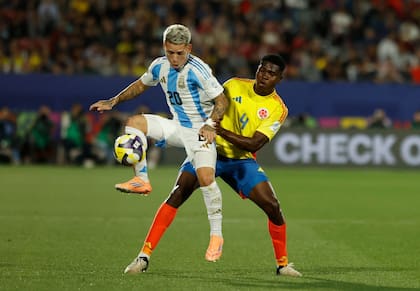 A pesar de la notable diferencia física, a Gianluca Prestianni no lo pudieron parar