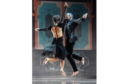 Saltos y giros, sin tocarse, una nueva forma de bailar tango, cuya principal característica está en el abrazo al danzar