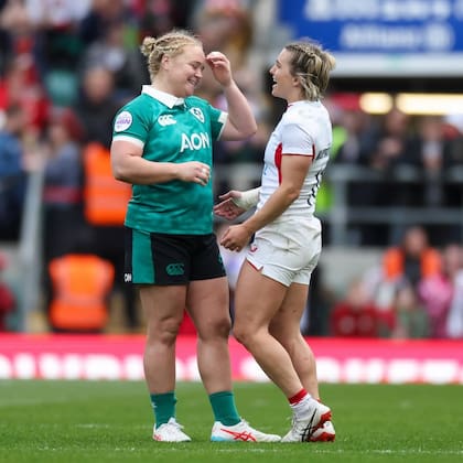 A pesar de la rivalidad entre selecciones, Claudia y Cliodhna sonrieron tras disputar el encuentro que tuvo como ganador a Inglaterra