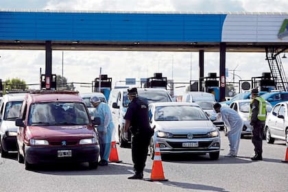 Fila de autos para viajar el fin de semana, previo al anuncio de las medidas