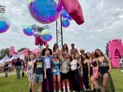 A pesar de las diferencias culturales, Matías forjó vínculos sólidos para compartir actividades sociales.