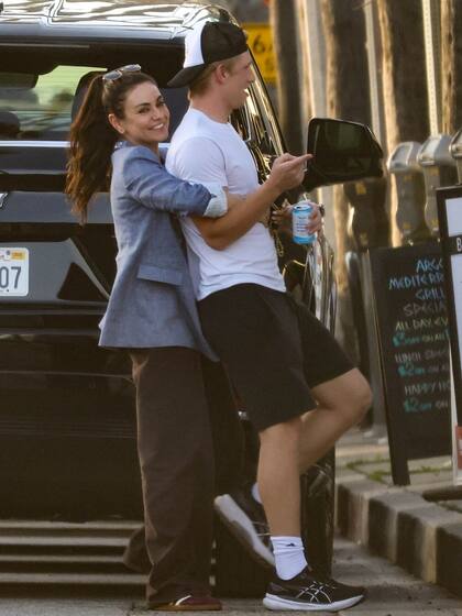 A pesar de las miradas, la protagonista de Ted no se guardó ningún abrazo ni jugueteo con su amigo. Para esta cita sin su marido, Kunis eligió un jean ancho y un blazer en color azul y peinó su cabello recogido