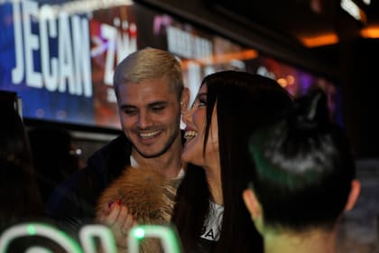 A pesar de las obvias alusiones en la letra de la canción a la crisis que atravesaro, Icardi y Nara se mostraron muy cómplices y acaramelados