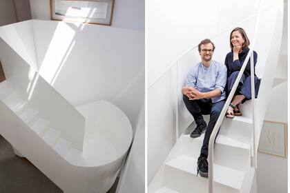 “A pesar de lo que parece, esta escalera de forma orgánica es muy sencilla”, cuenta Florencia Ordóñez. Hecha íntegramente en hierro, sus laterales se convierten en la parte inferior del cerramiento del escritorio.