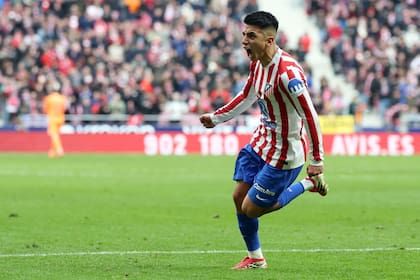 A pesar de los rumores que hubo sobre una posible salida de Almada, el argentino continuará en el Atlético de Madrid hasta el final de la temporada