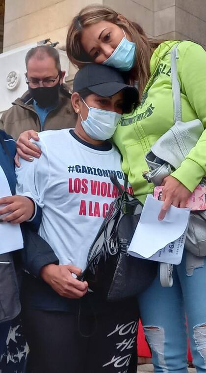 “A pesar de que a Thays la estamos cuidando, le fue imposible no recibir esos abrazos y los gestos de amor de la gente que se ve identificada con ella y con su dolor”, dijo Patricia, amiga de la familia