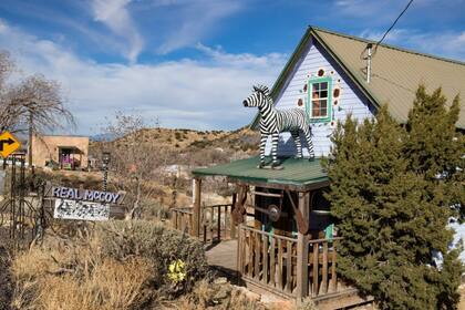 A pesar de que en el pasado el pueblo vivía de la minería, en la actualidad su principal beneficio es la producción artística y cultural