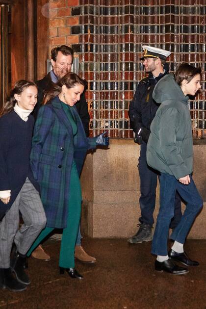 A pesar de que está viviendo en Washington, también estuvo el príncipe Joaquín con su mujer, la princesa Marie, y sus hijos Atenea y Félix.