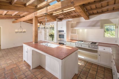 A pesar de que fue remodelada, la cocina sigue reflejando el gusto de la diva por el estilo español, traducido en las vigas de madera, los candelabros de hierro y los pisos de terracota.