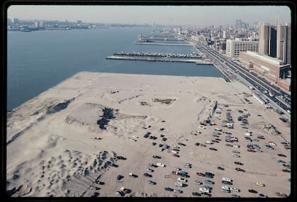 A pesar de que la arena era rústica, muy diferente a las de las playas naturales, los lugareños lo transformaron en un escape del bullicio de la próspera ciudad de Nueva York